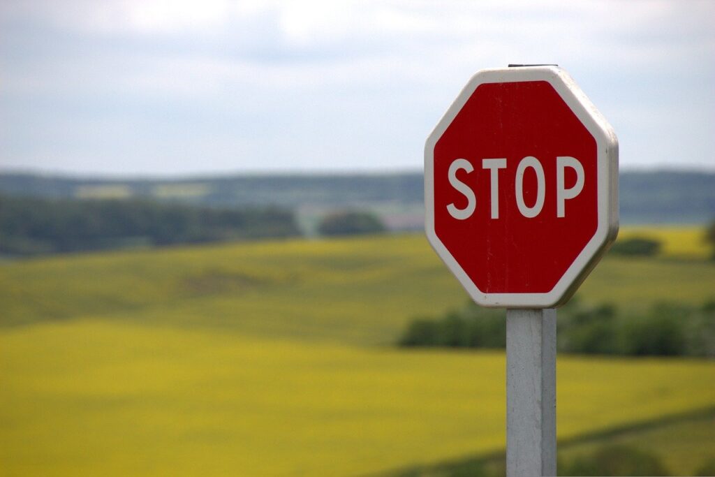 stopと書いてある標識